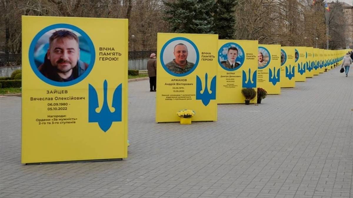 У Запоріжжі до Дня ЗСУ доповнили Алею Героїв