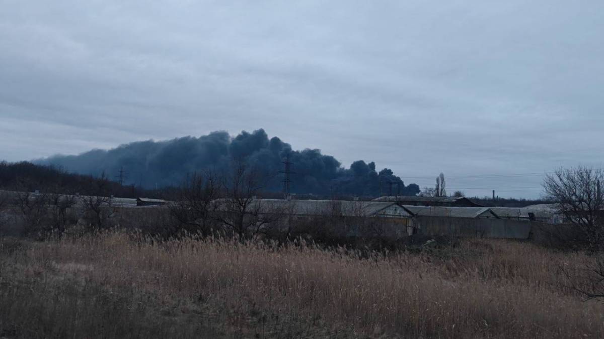 У Донецьку потужні вибухи. Палають склади ПММ