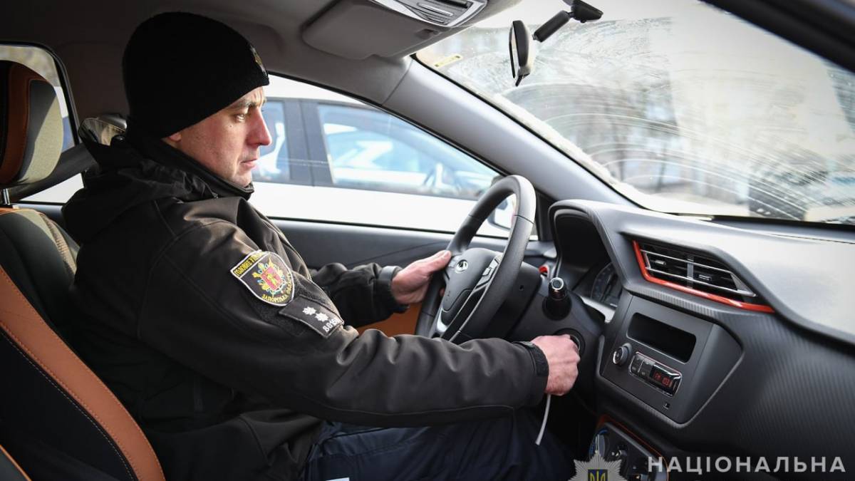 Василівські поліцейські отримали 5 нових службових авто