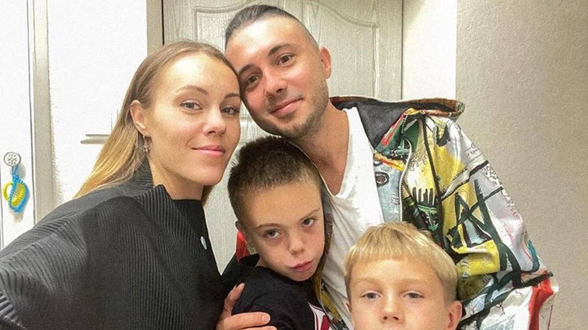 Співачка Alyosha емоційно відповіла, чи розлучається вона з чоловіком