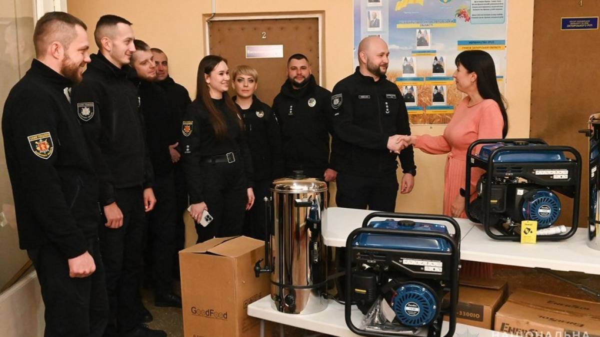 Запорізьким поліцейським волонтери допомагають облаштовувати блокпости
