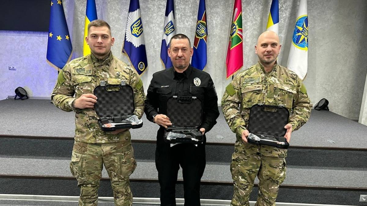 Запорізькі поліцейські отримали особливі відзнаки – «Вогнепальну зброю»