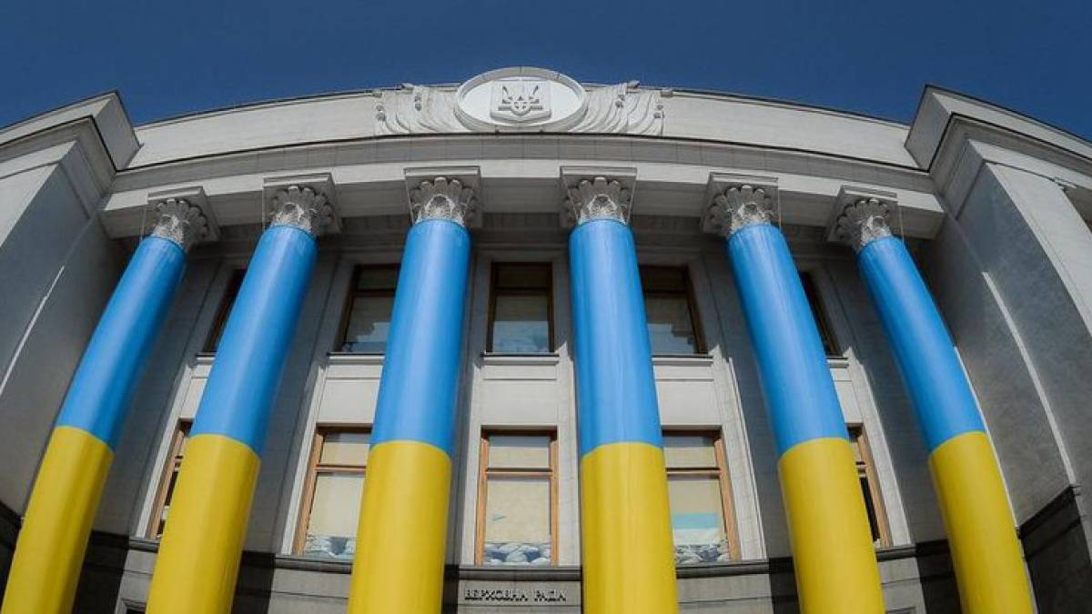 Троє народних депутатів склали мандати — Верховна Рада достроково припинила їх повноваження