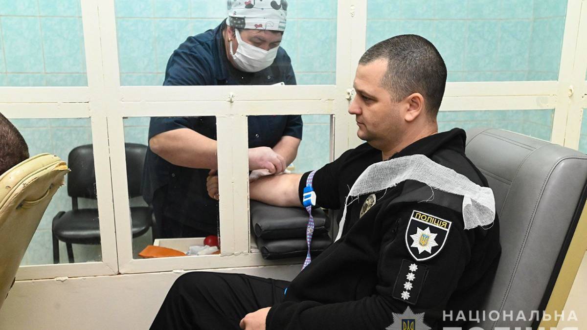 У Запоріжжі 140 працівників поліції здали 60 літрів крові