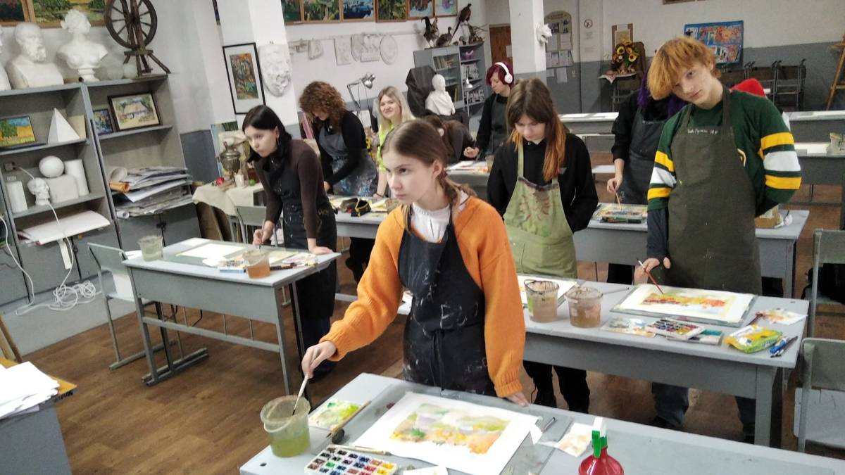 Майбутні абітурієнти Вищого профучилища малюють карпатську осінь