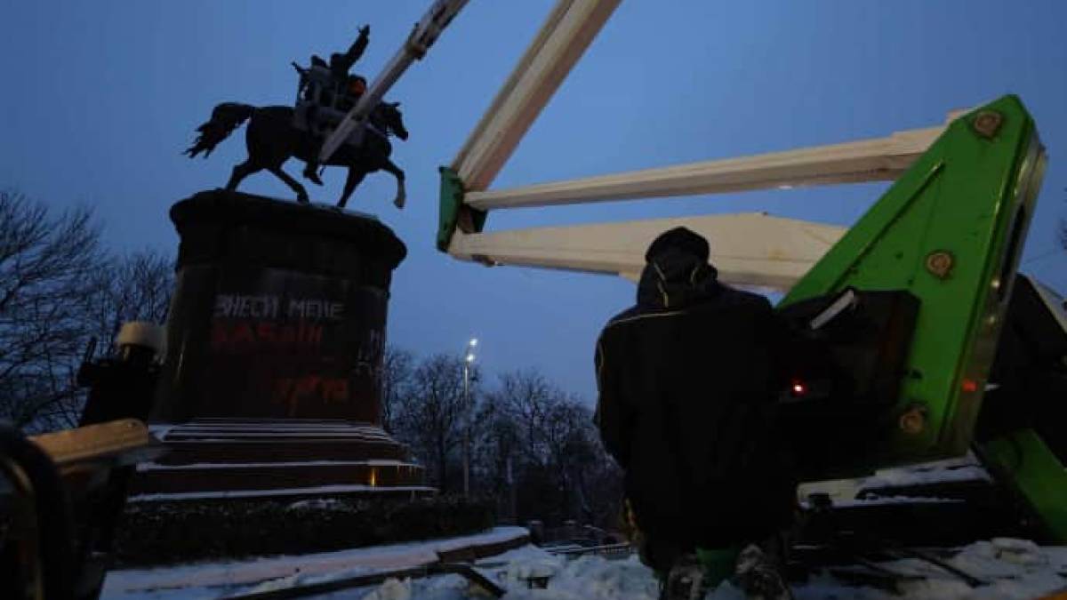 У Києві розпочали демонтаж пам’ятника Щорсу