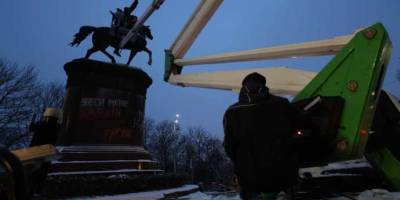 У Києві розпочали демонтаж пам’ятника Щорсу