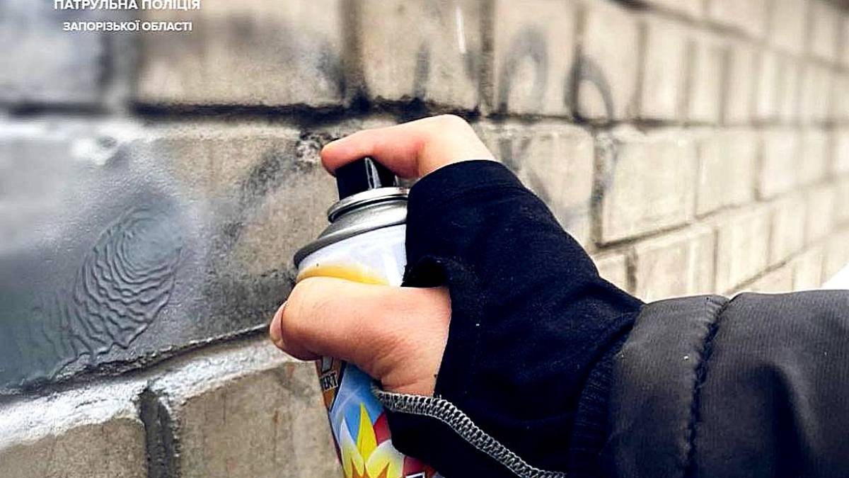 У Запоріжжі небайдужі містяни провели захід з замальовки нарко-графіті на місцевих будівлях