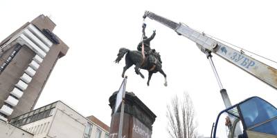 Шість годин тривав демонтаж пам’ятника Щорсу в Києві