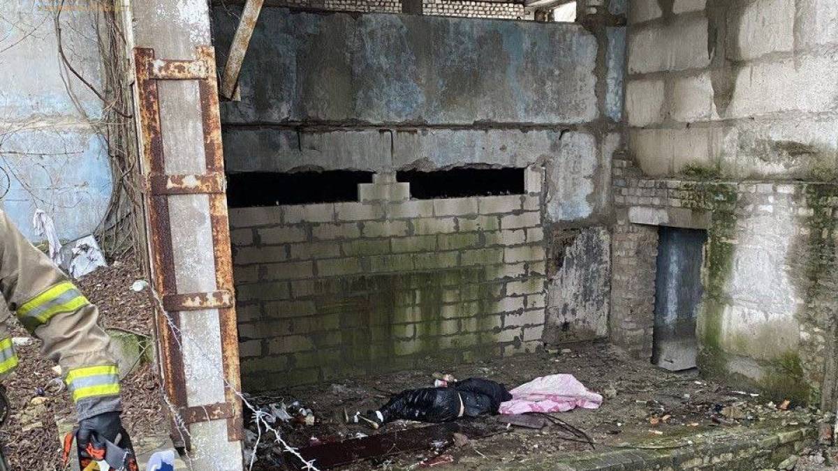 У покинутій будівлі Запоріжжя чоловік впав з висоти – фото