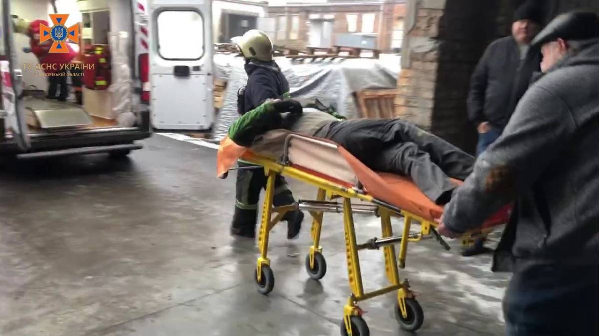 Рятувальники врятували життя чоловіку, якого затиснуло бетонною плитою
