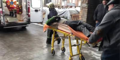 Рятувальники врятували життя чоловіку, якого затиснуло бетонною плитою