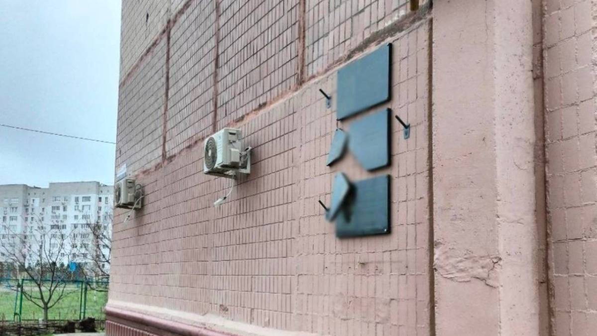 Запорізькі поліцейські розшукують зловмисника, який пошкодив дошки памʼяті про загиблих Героїв