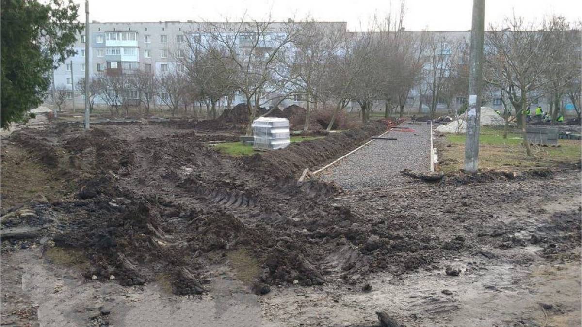 У Бердянську окупанти затіяли реконструкцію скверу та перетворили його на болото