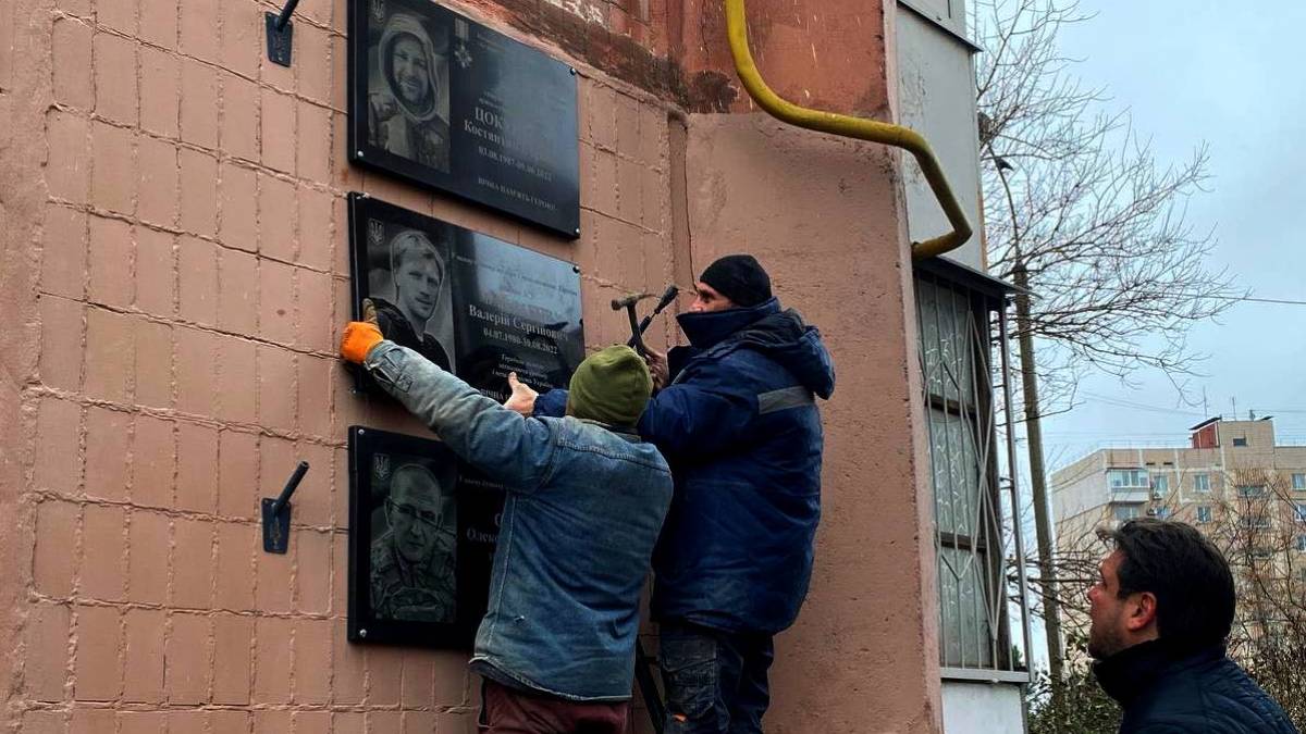 У Запоріжжі відновили розбиті вандалами меморіальні дошки захисникам України