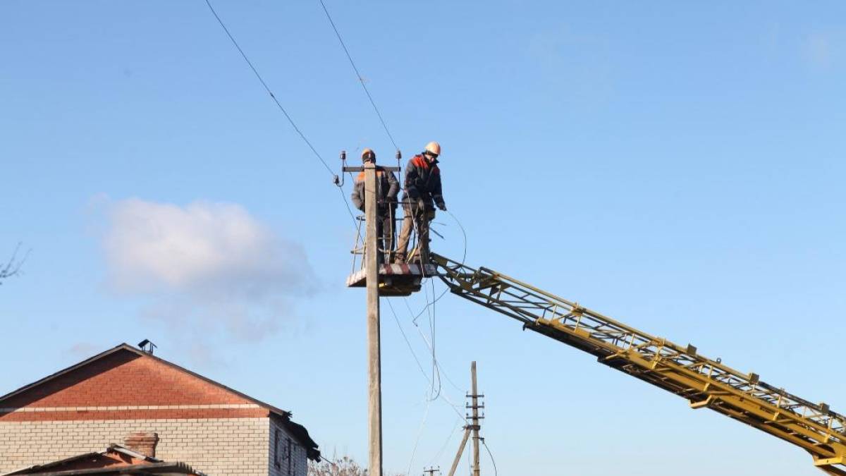 Через обстріли окупантів нових руйнувань зазнали електромережі Степногірської дільниці