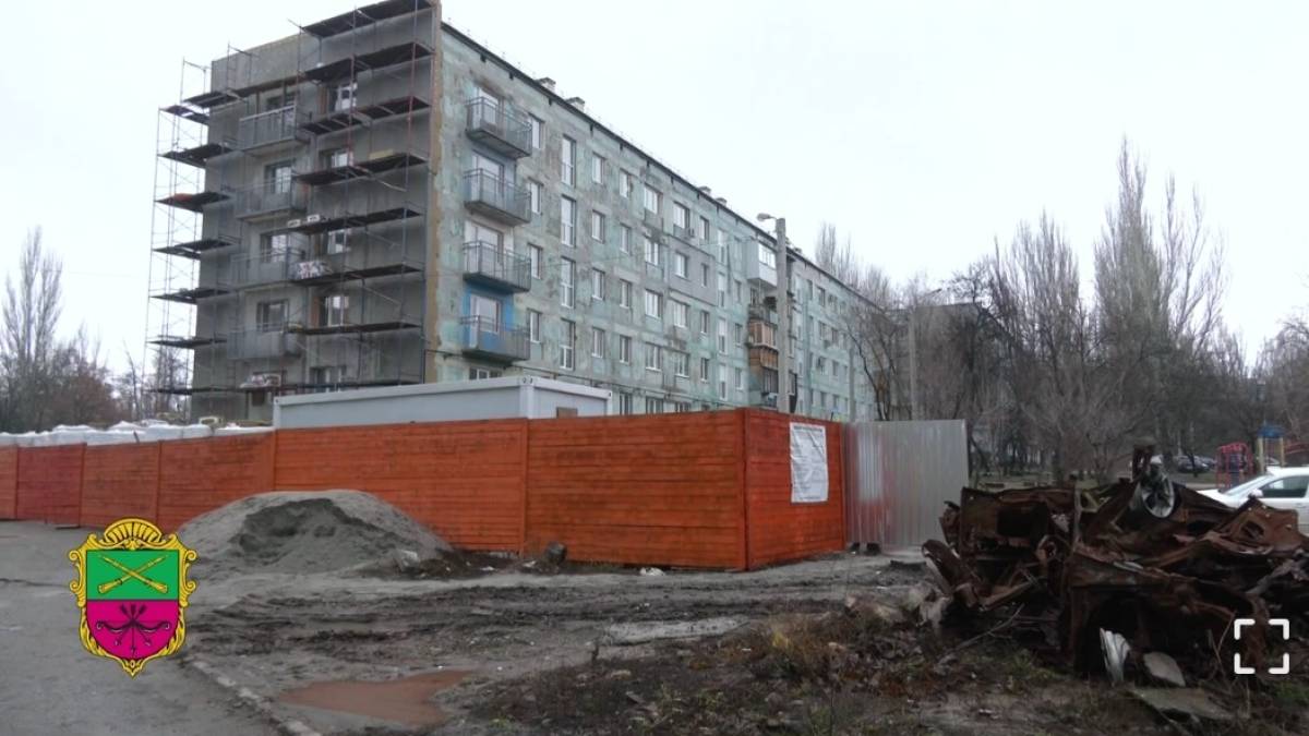 У Запоріжжі триває відбудова пошкоджених російськими ракетами багатоповерхівок