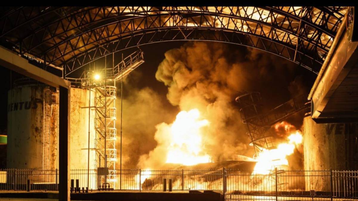В Донецьку потужні вибухи: палає нафтобаза