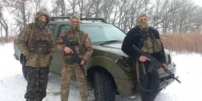 Для позашляховика запорізьких тероборонівців волонтери придбали зимову резину (фото)