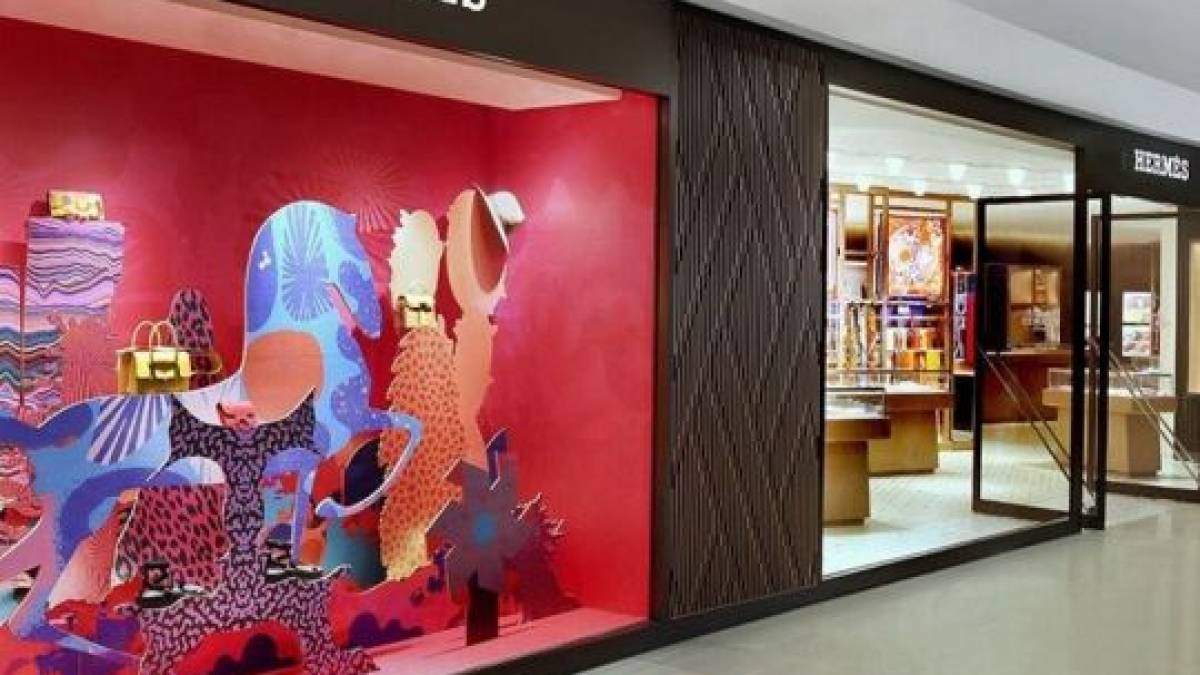 Найбільший акціонер Hermès хоче усиновити садівника, щоб передати йому свої статки