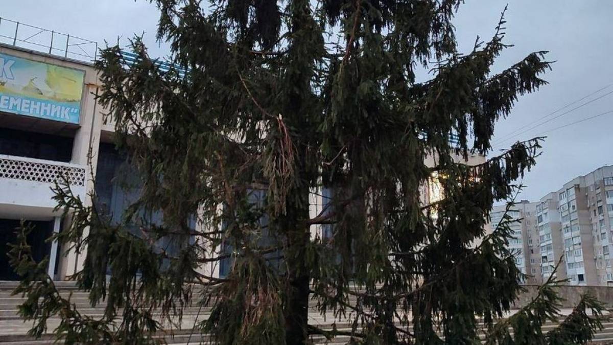 В Енергодарі окупанти зганьбилися з новорічною ялинкою