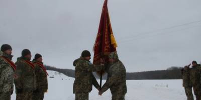 Командир Запорізької бригади ТрО попрощався з побратимами та передав бойовий прапор наступнику
