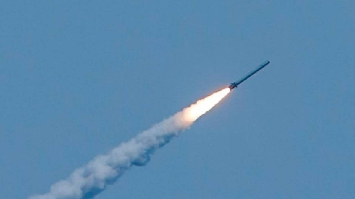 Унаслідок ворожих обстрілів Харкова є влучання у транспортне депо, де й так живого місця нема