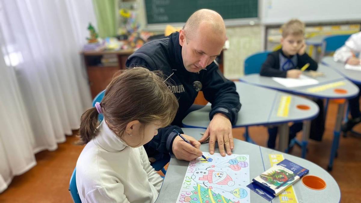 Запорізькі поліцейські з дітьми виготовили обереги для захисників та захисниць України