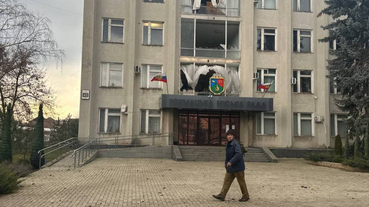 Вибухи у Токмаку: фото з місця подій