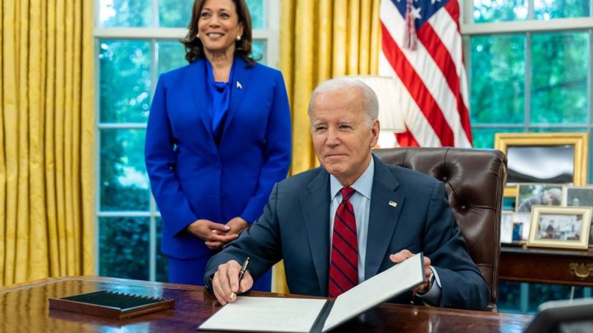 Байден підписав закон про оборонний бюджет США з $300 мільйонів для України
