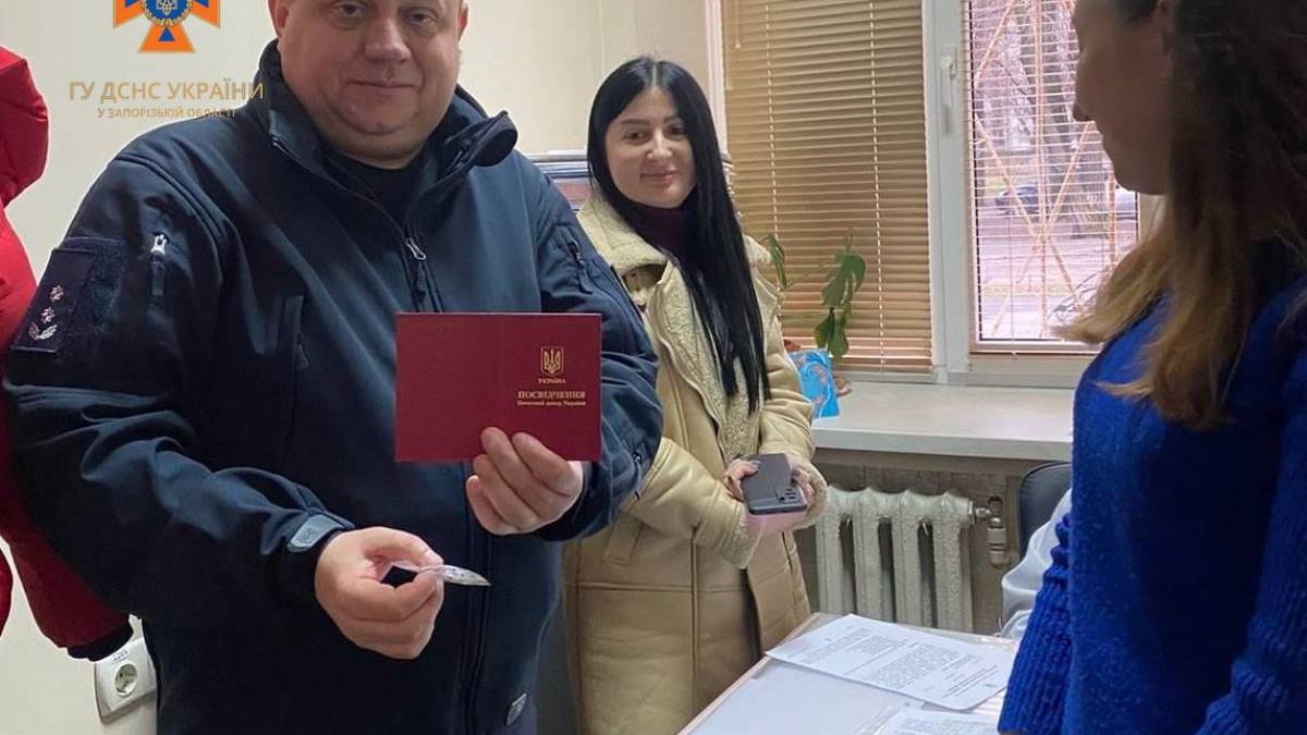 Запорізький рятувальник отримав звання «Почесний донор України»