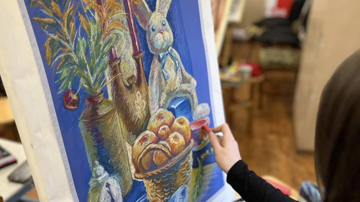 У Запоріжжі юні графіки малювали новорічний натюрморт