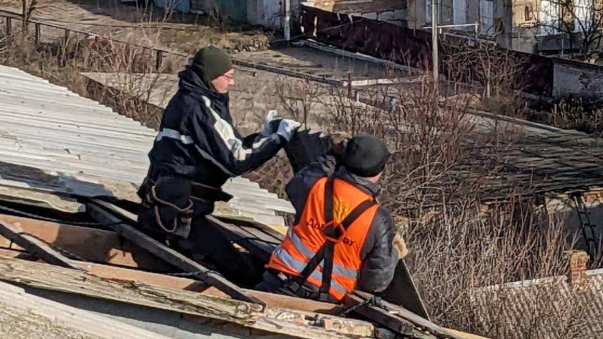 Волонтери «Добробату» полагодили покрівлі в прифронтовому селищі