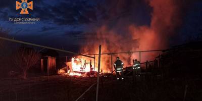 На Запоріжжі внаслідок ворожих обстрілів спалахнула господарська споруда
