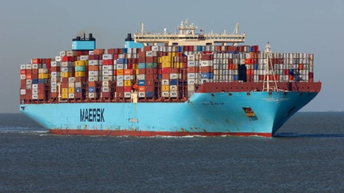 Із вантажного судна у Північному морі штормом змило десятки контейнерів із товарами