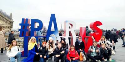 Діти з Мелітополя, які пережили жахіття війни, 10 днів провели у різдвяному Парижі (фото)
