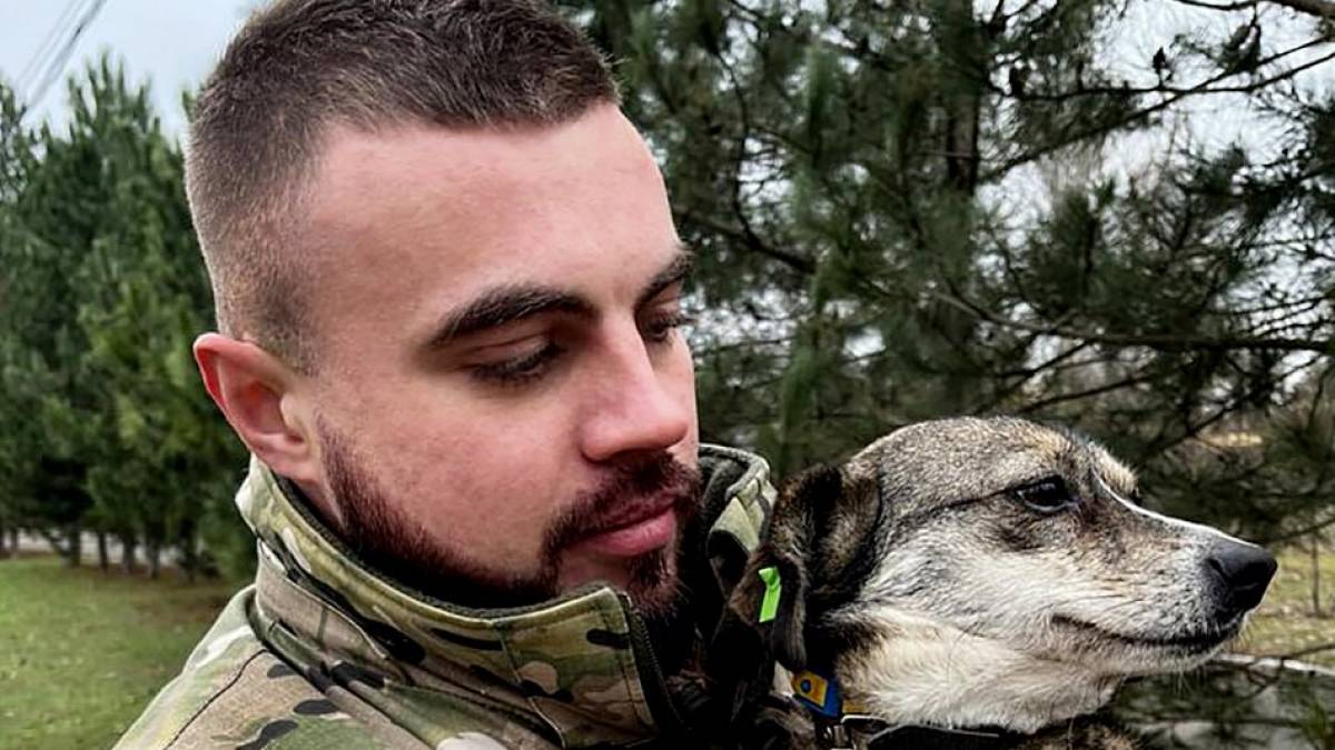 Запорізький поліцейський Богдан Іванченко врятував безпритульне собача з Оріхова – фото