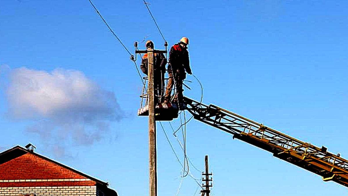 Через обстріли окупантів нових руйнувань зазнали електромережі Степногірської дільниці