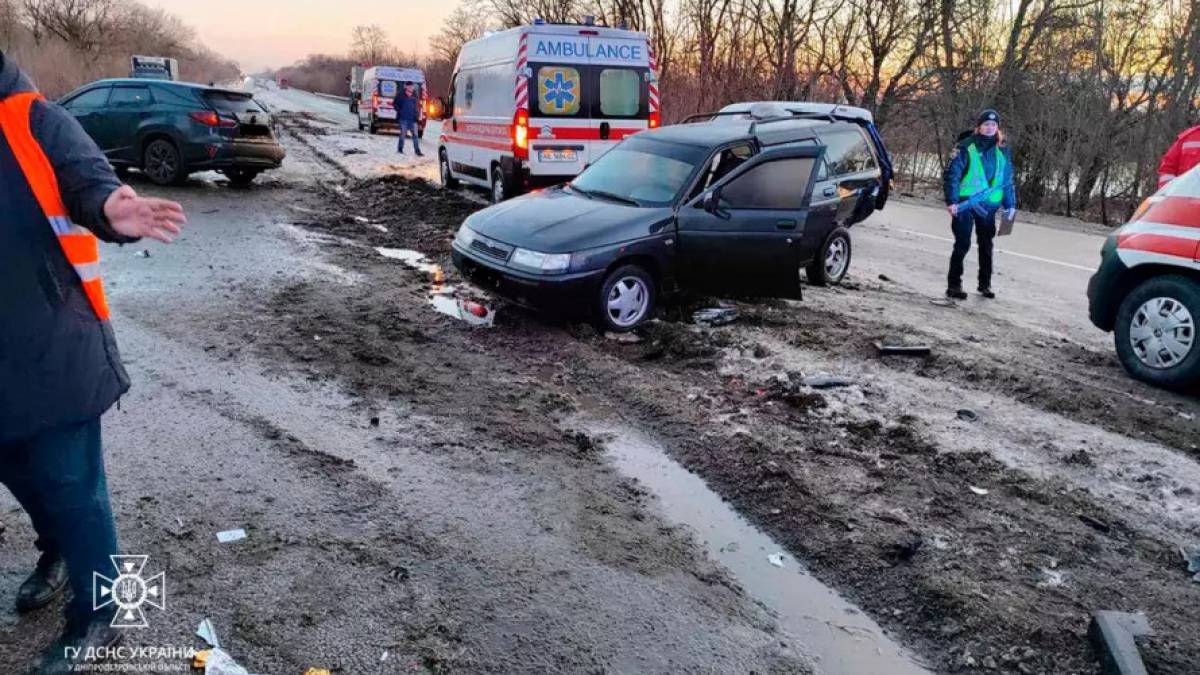 На трасі Запоріжжя-Дніпро зіткнулись одразу шість автомобілів – фото