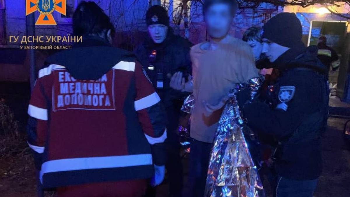 Пожежа у Запоріжжі: надзвичайники врятували чоловіка та його домашнього улюбленця