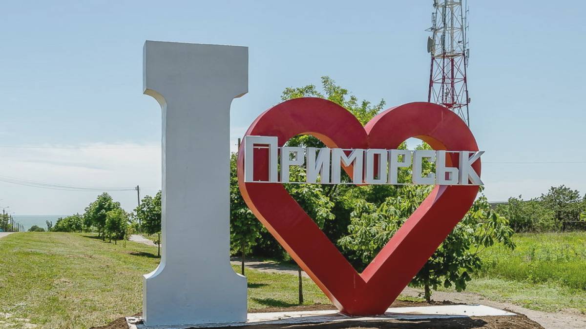 В окупованому Приморську рашисти чоловікам разом із паспортами видають повістки