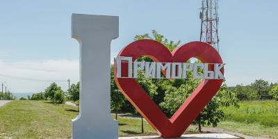 В окупованому Приморську рашисти чоловікам разом із паспортами видають повістки
