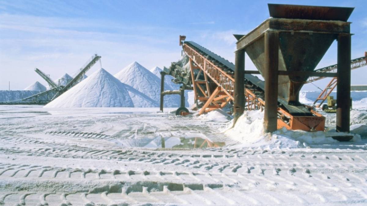 Україна почала імпортувати сіль з Африки, бо з видобутком на Закарпатті є проблеми