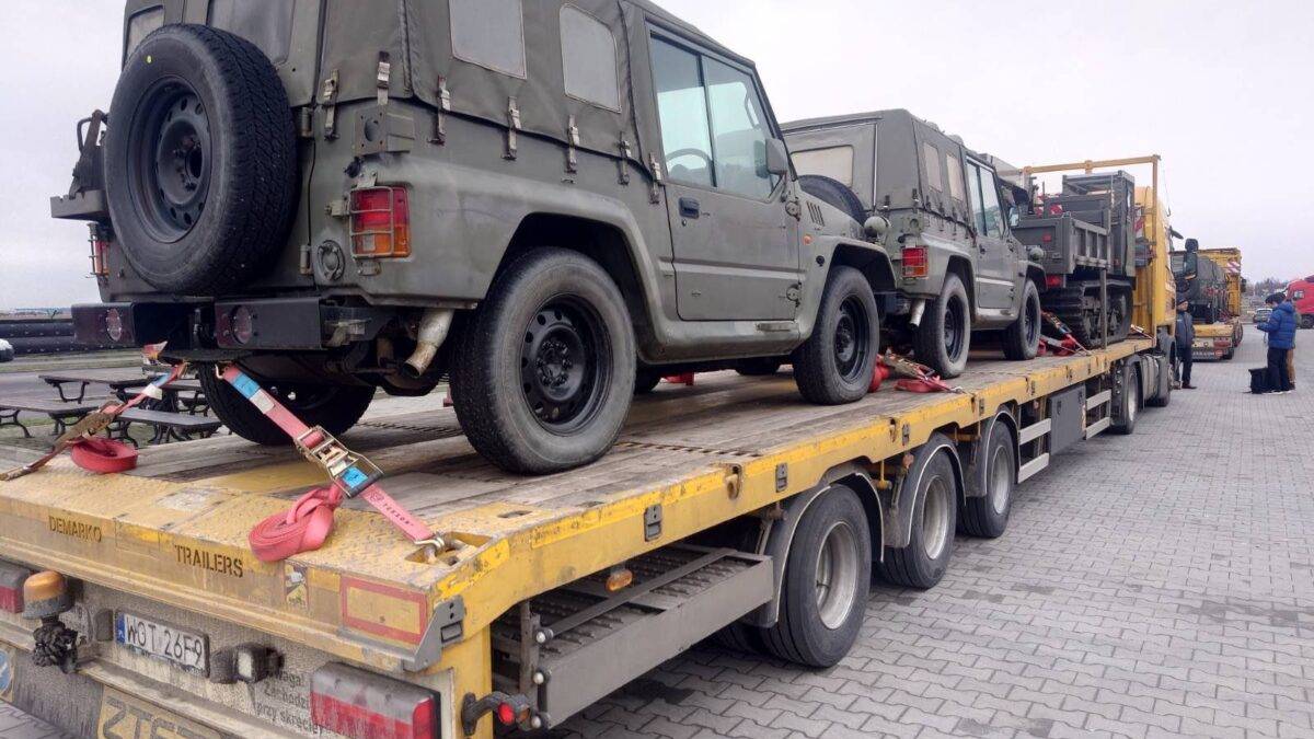 Украинские защитники получили внедорожники от Министерства обороны Японии