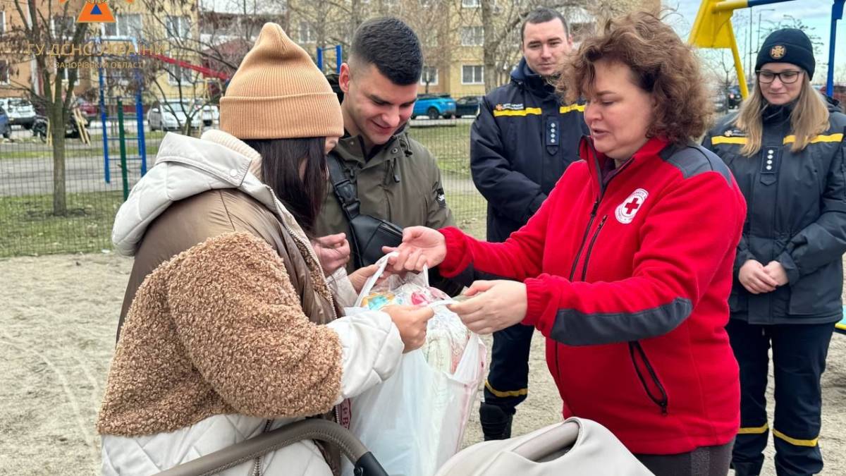 У Запоріжжі привітали зі святами родину, яку врятували з-під завалів зруйнованої російською ракетою багатоповерхівки