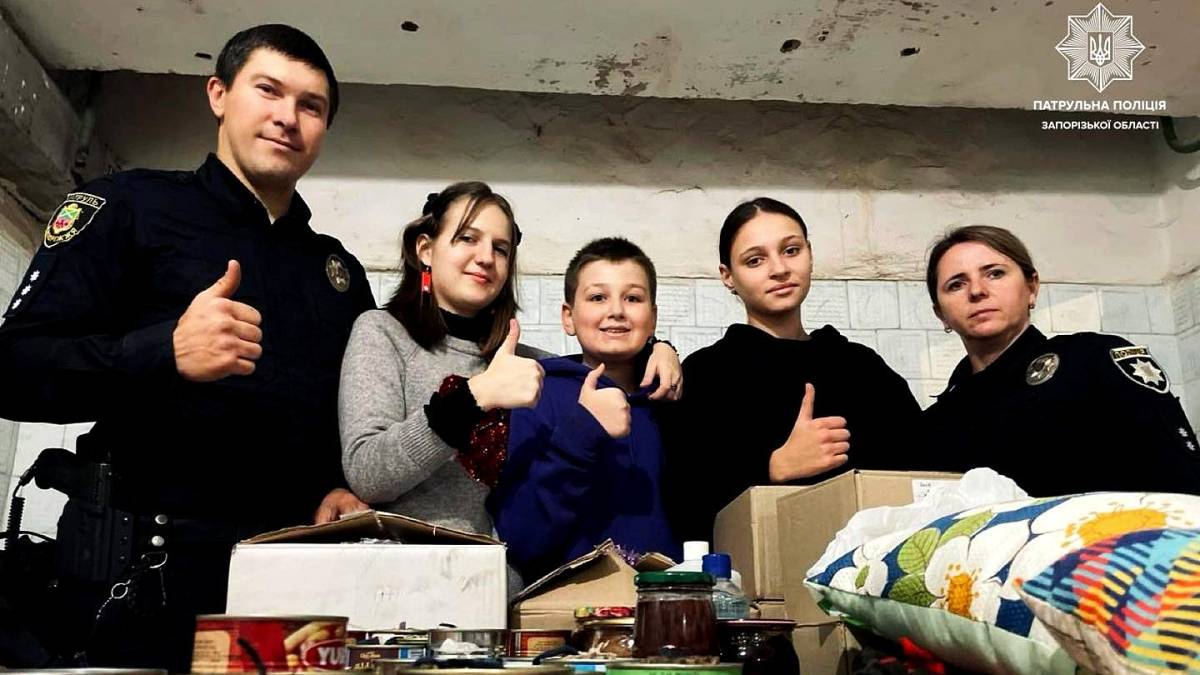 Запорізькі поліцейські разом з дітьми виготовили окопні свічки для наших воїнів