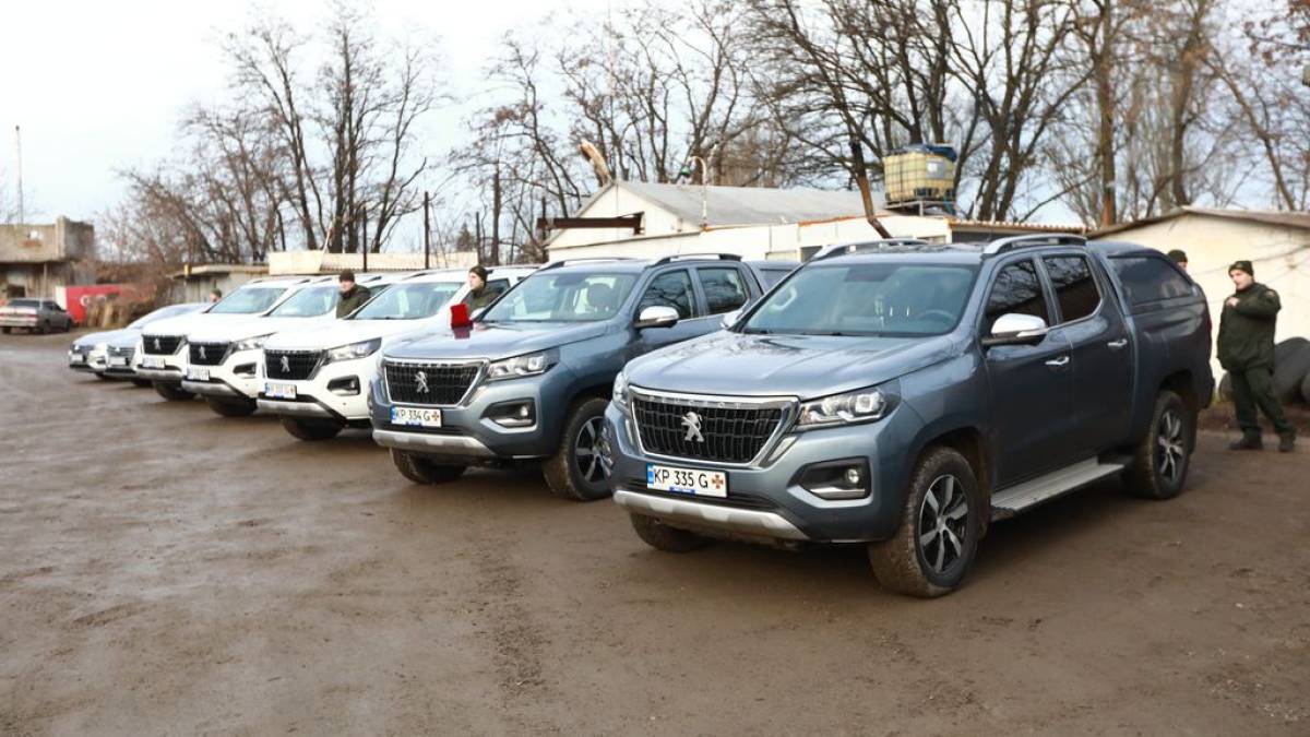 Запорізьким нацгвардійцям передали машини, що стануть у пригоді під час бойових завдань