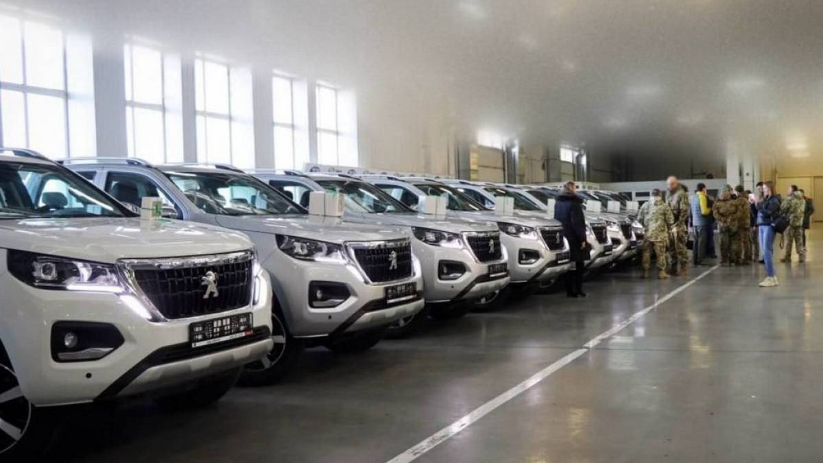 Мелітопольці передали захисникам запорізького краю нові позашляховики