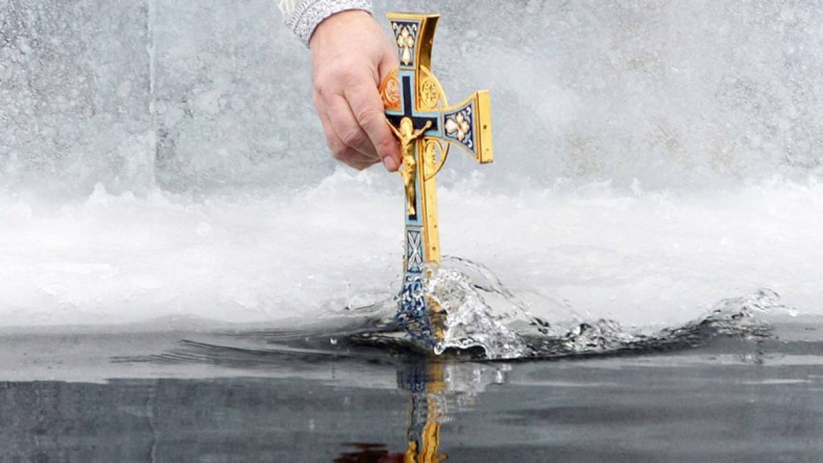 Що робити зі старою свяченою водою: в церкві дали відповідь