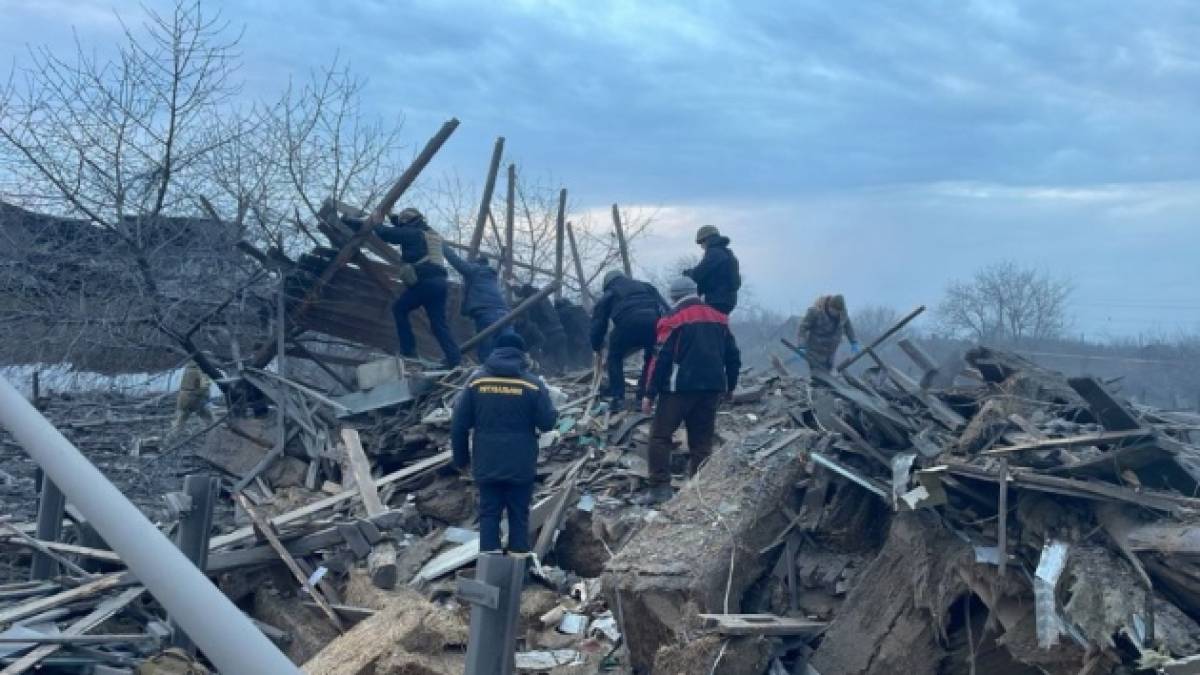 У Покровську після обстрілів з-під завалів будинку вдалося врятувати людину